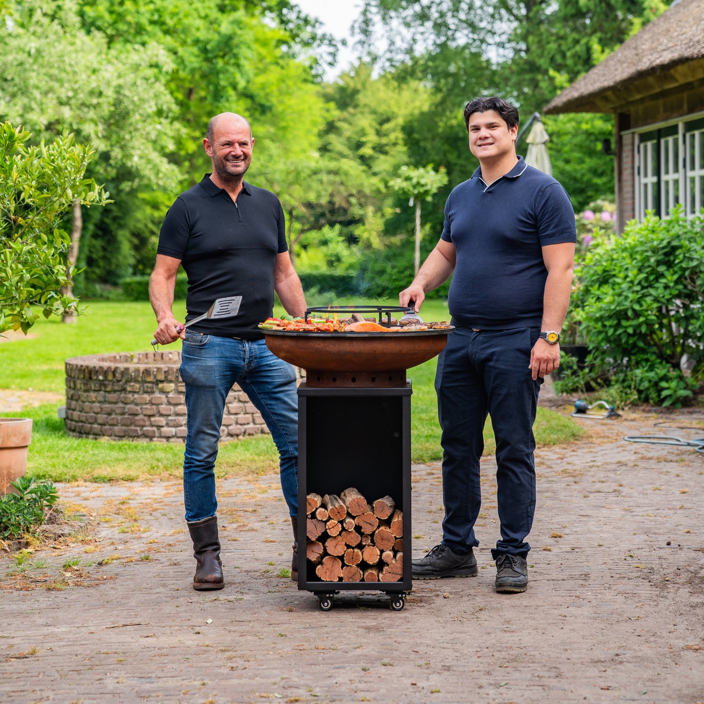 Brasero BBQ Plancha Grill Acero Corten Camarada 2.0 - Con tapa y depósito de leña Ø70cm