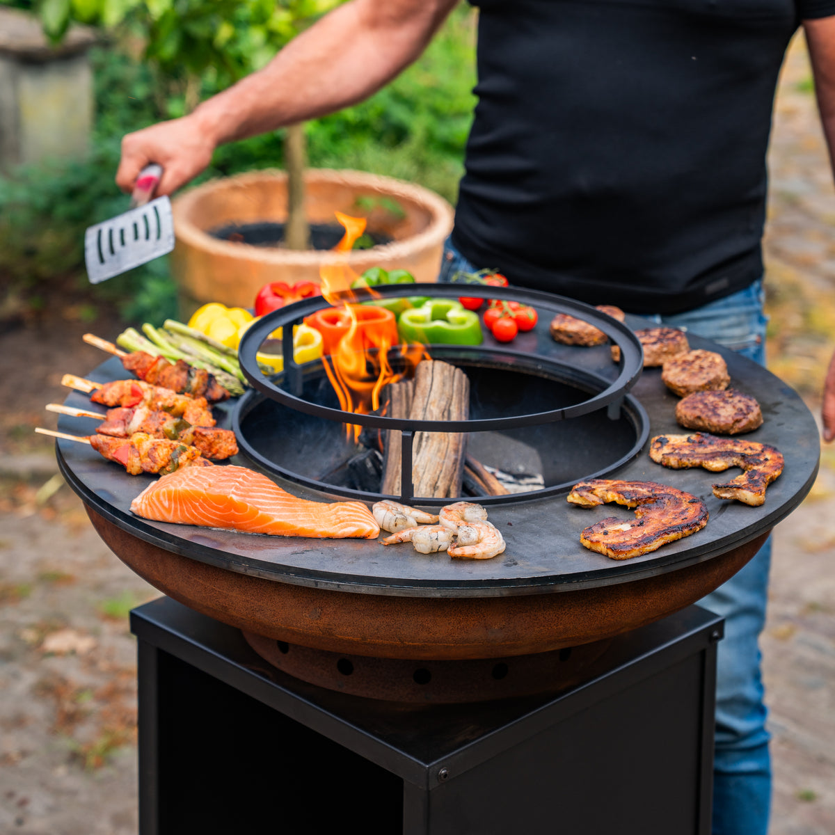 Brasero BBQ Plancha Grill Acero Corten Camarada 2.0 - Con tapa y depósito de leña Ø70cm